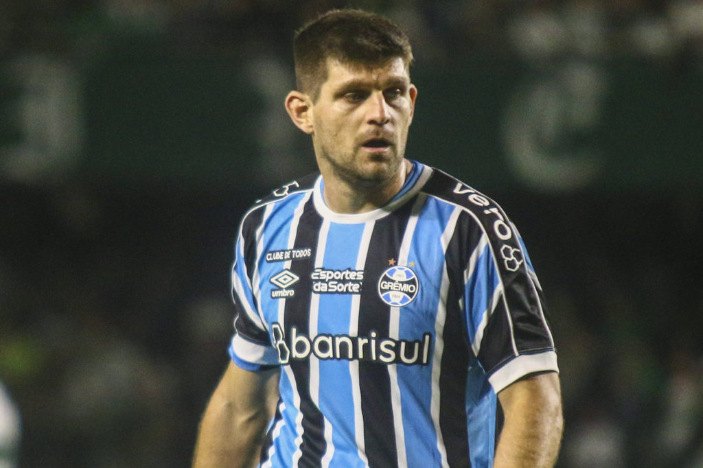 Kannemann, zagueiro do Grêmio, durante um jogo do clube.