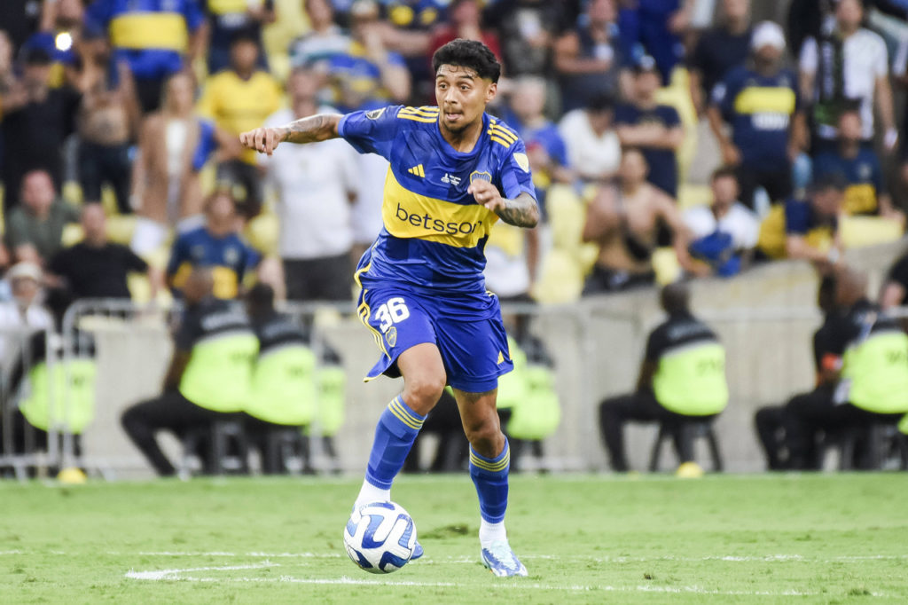 Cristian Medina, do Boca Juniors, domina a bola e parte para cima da defesa do Fluminense, na final da Libertadores.