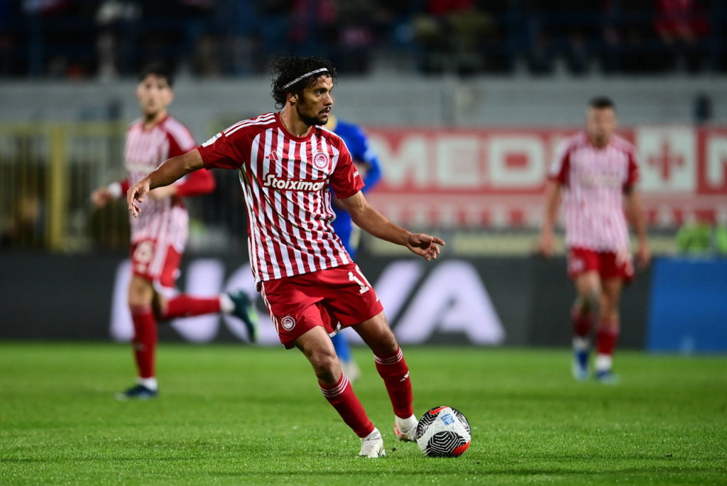 Gustavo Scarpa, do Olympiacos, toca na bola durante um jogo do time na Grécia.(@Imago/ANE Edition)