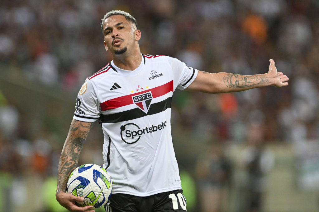 Luciano, do São Paulo, segura a bola e fala com os companheiros durante um jogo do time no Brasileirão.