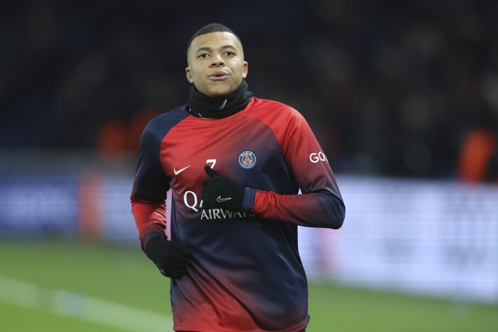 Mbappé, do PSG, se aquece antes de uma das partidas do time pela Champions League.