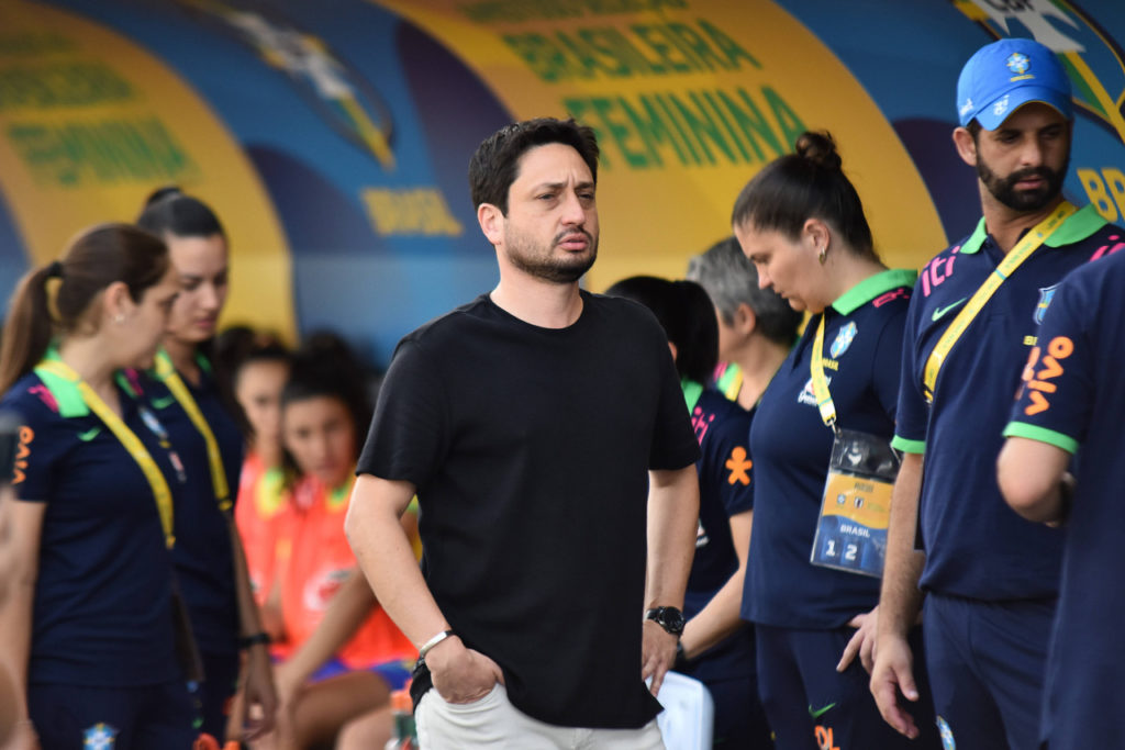 Arthur Elias, técnico da Seleção Feminina, observa a atuação do time em um amistoso do Brasil.