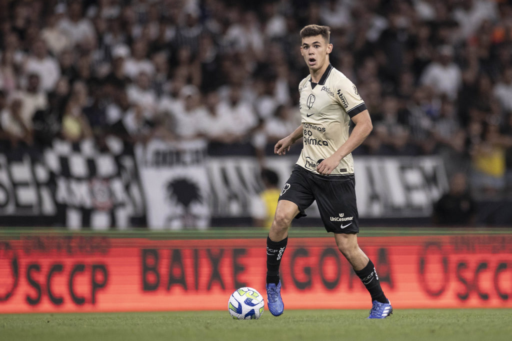 Gabriel Moscardo, do Corinthians, observa o jogo durante uma partida do time no Brasileirão.