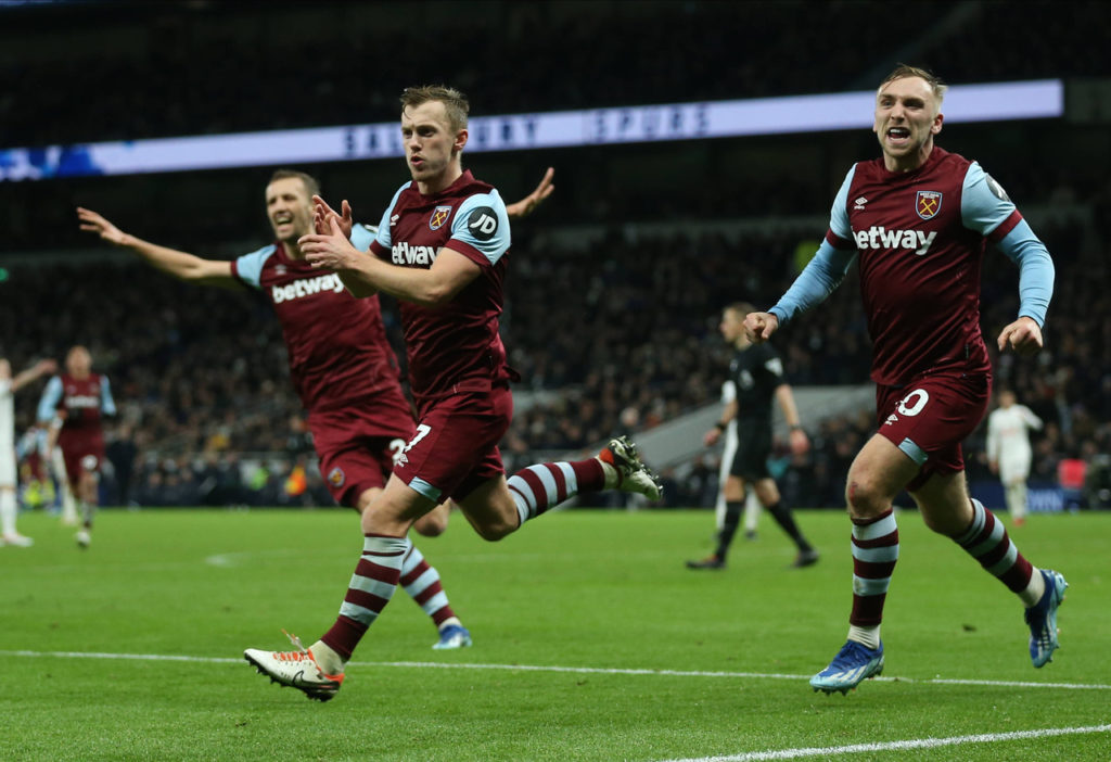 Ward-Prowse, atacante do West Ham, comemora um gol vestindo a camisa do clube.