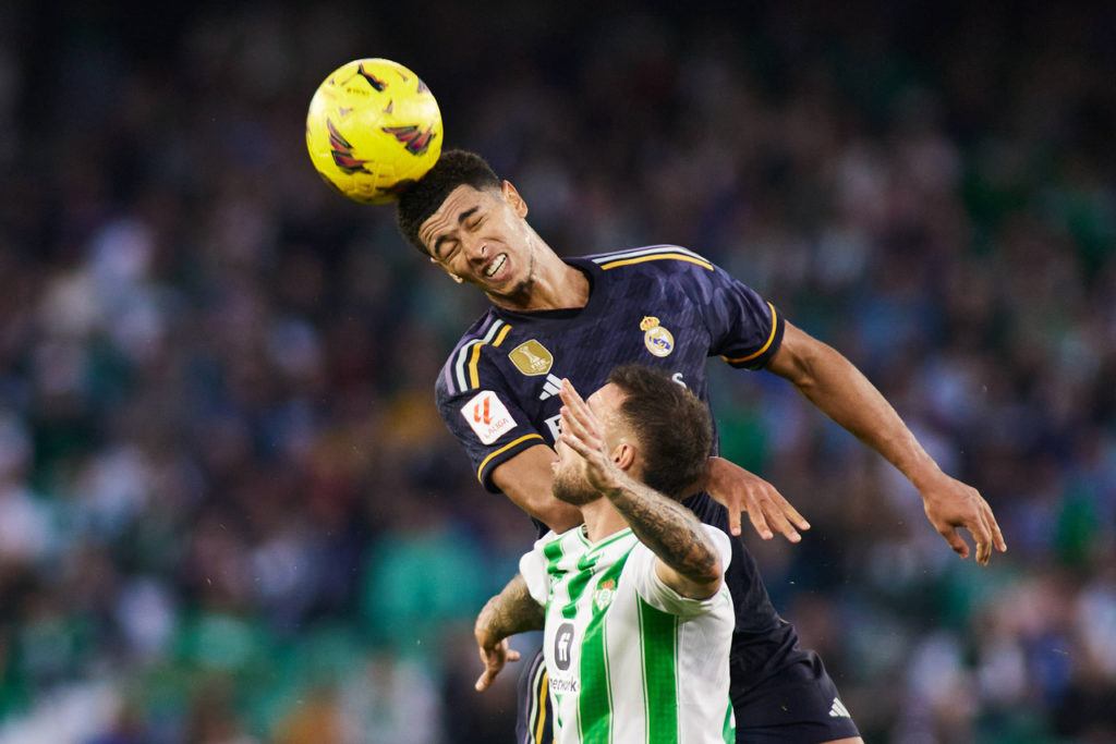 Jude Bellingham, do Real Madrid, disputa a bola com um adversário em uma partida do time.