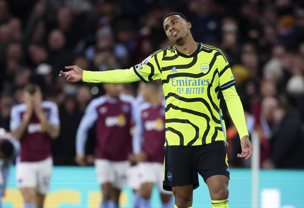 Gabriel Magalhães, zagueiro do Arsenal, lamenta o gol que o time levou na rodada do Campeonato Inglês.