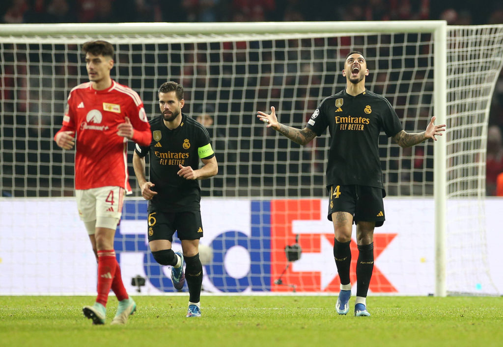 Joselu, centroavante do Real Madrid, comemora um dos gols que marcou em partida válida pela Champions League.