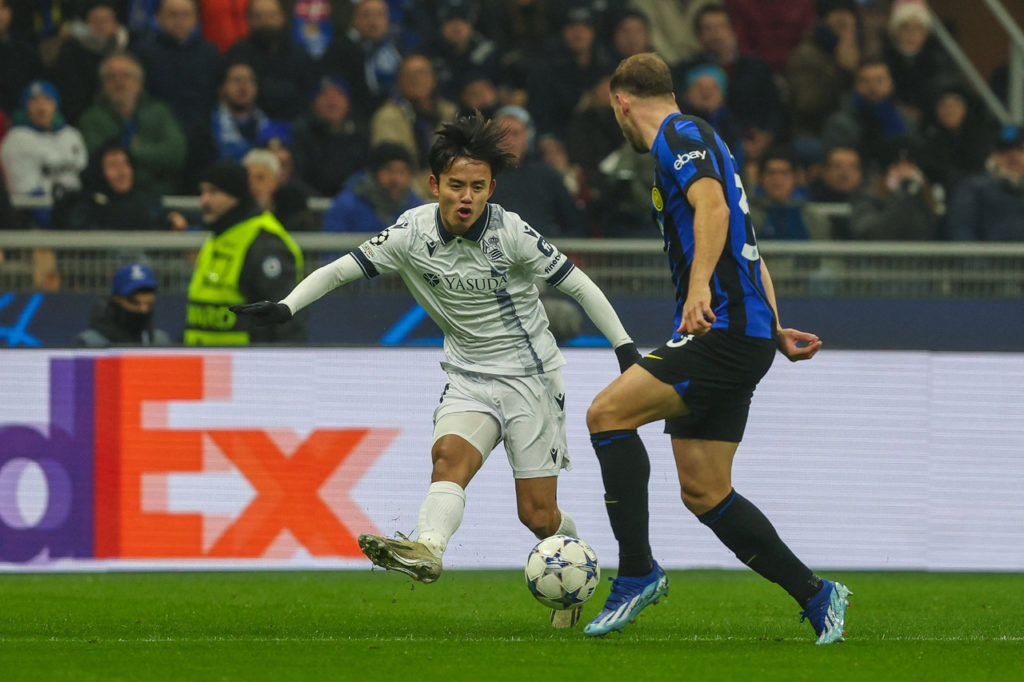 Jogadores de Inter de Milão e Real Sociedad disputam a bola durante confronto das duas equipes.