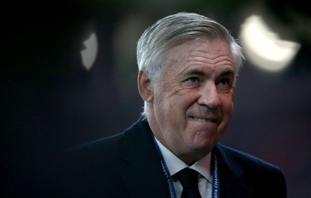 Carlo Ancelotti, do Real Madrid, observa o campo durante uma partida do time.