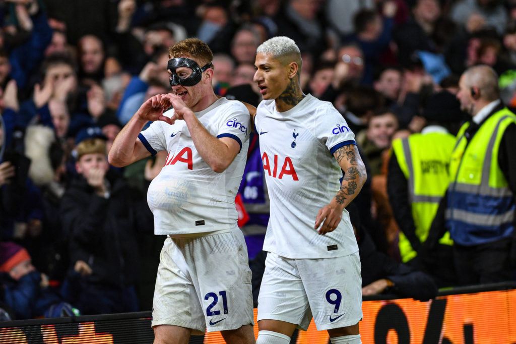 Richarlison e Kulusevski, jogadores do Tottenham, comemoram um dos gols do time na Premier League.