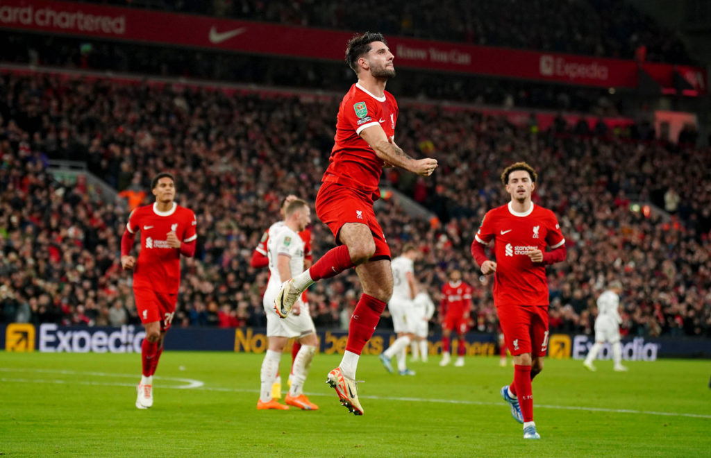 Szloboszlai, meio-campista do Liverpool, comemora o seu gol na goleada sobre o West Ham pela Copa da Liga Inglesa.