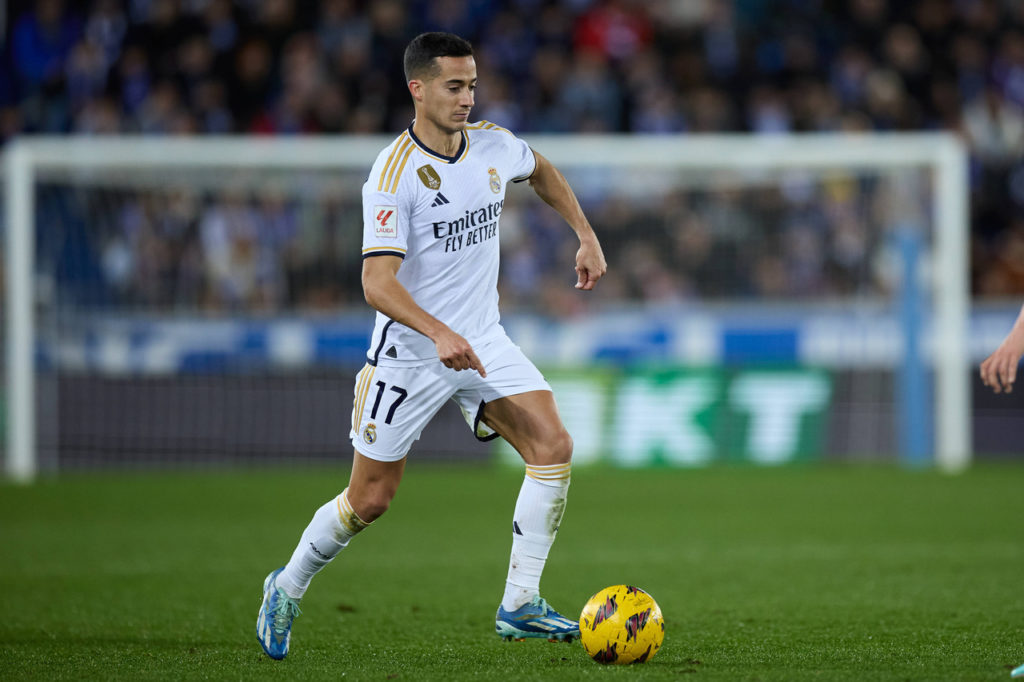 Lucas Vázquez, do Real Madrid, conduz a bola durante o jogo contra o Alavés, pelo Campeonato Espanhol.