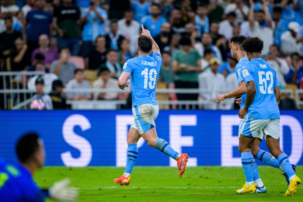 Julián Álvarez, do Manchester City, comemora um de seus gols na decisão do Mundial de Clubes sobre o Fluminense.