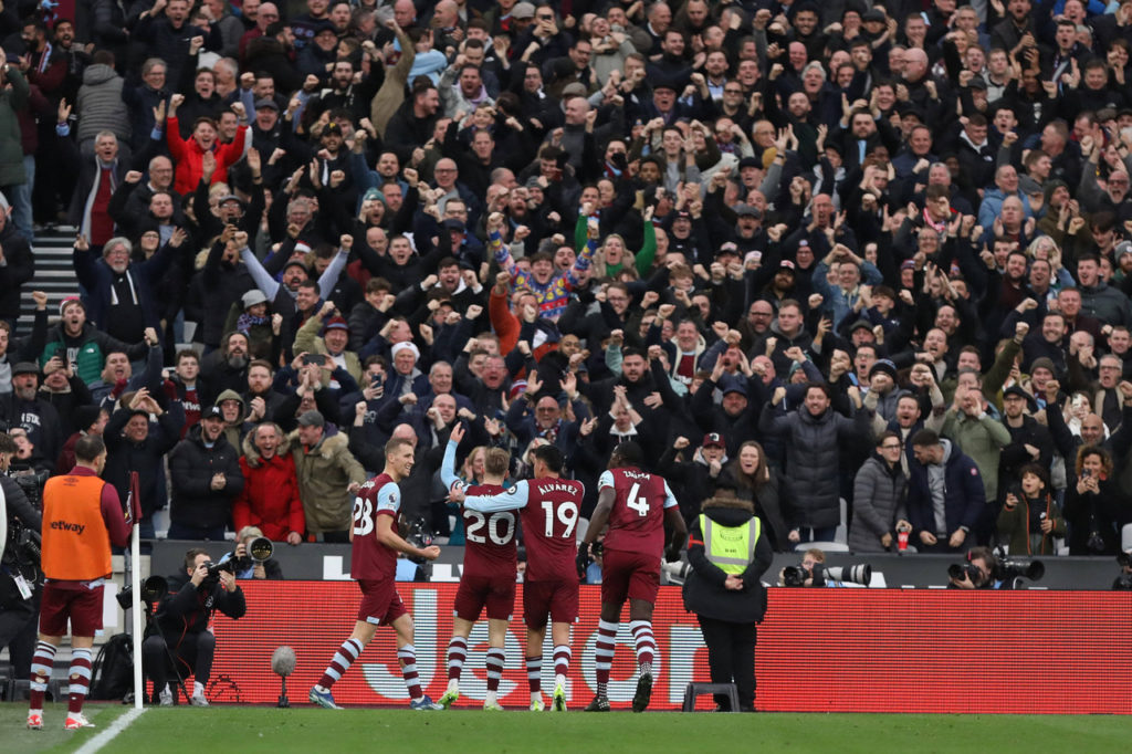 Jogadores do West Ham comemorando um gol do time na Premier League.