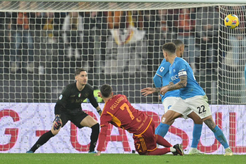 Pellegrini, da Roma, observa a bola entrando no gol do adversário em um jogo do Campeonato Italiano.