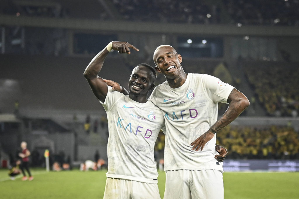 Mané e Talisca, do Al-Nassr, comemoram um dos gols da goleada sobre o Al-Ittihad pela Liga Saudita.