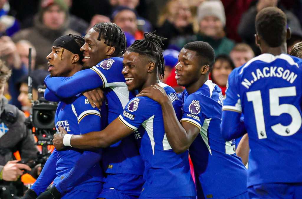 Madueke, do Chelsea, comemora com os companheiros um dos gols do time na Premier League.