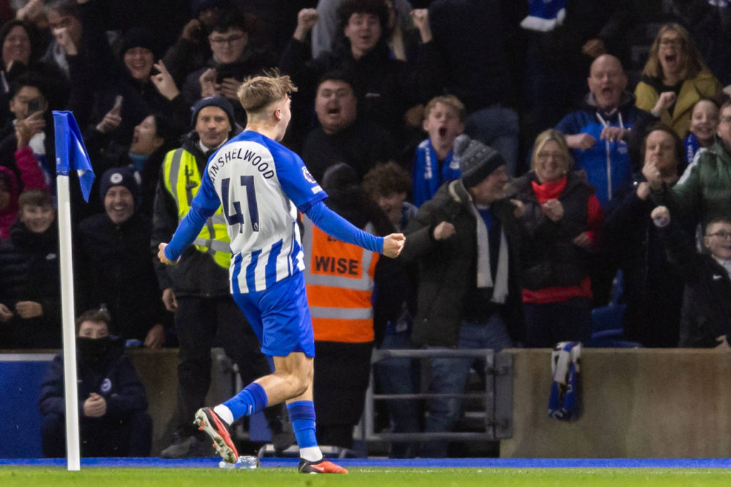 Hinshelwood, do Brighton, comemora um dos gols da equipe durante uma partida da Premier League.