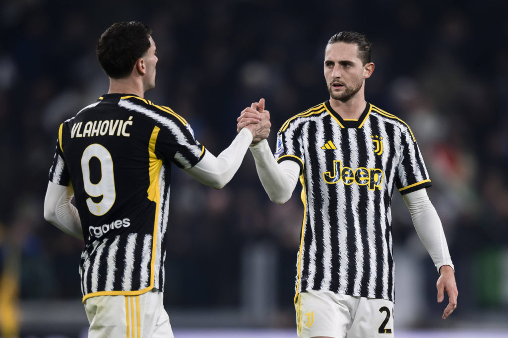 Vlahovic e Rabiot, da Juventus, se cumprimentam após um gol marcado na partida contra a Roma pelo Campeonato Italiano.