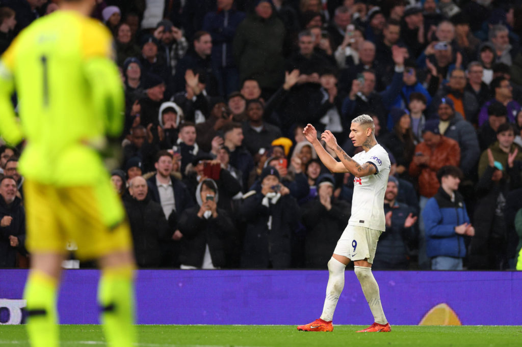 Richarlison, do Tottenham, comemora um dos gols do time na Premier League.