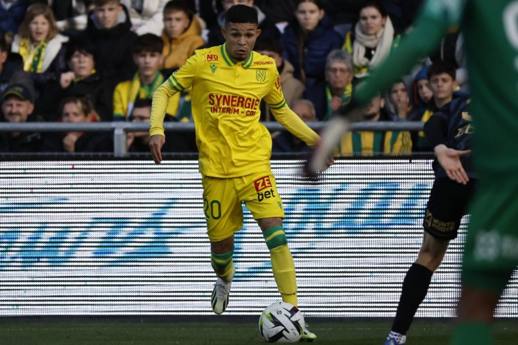 Atacante Adson jogando pelo Nantes, da França