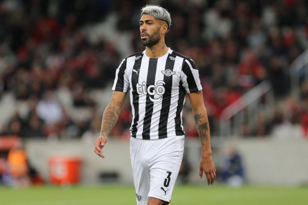 Zagueiro Alexander Barboza, reforço do Botafogo, em jogo do Libertad, do Paraguai