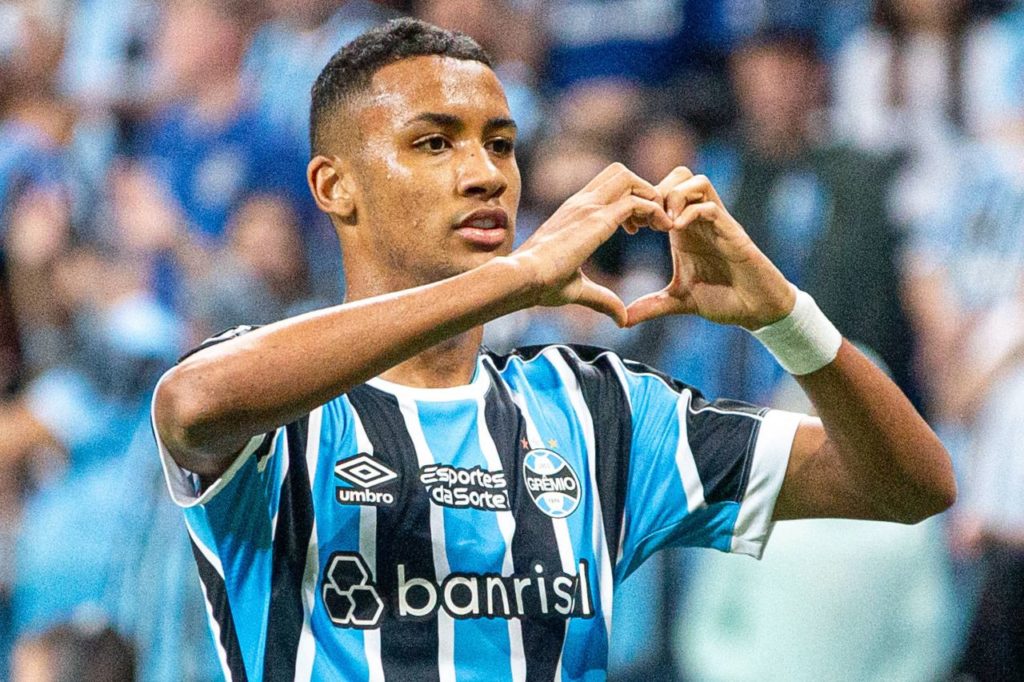 Centroavante André Henrique comemorando gol pelo Grêmio