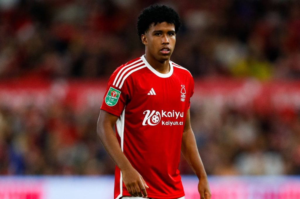 Meio-campista Andrey Santos, que voltou ao Chelsea, em jogo do Nottingham Forest