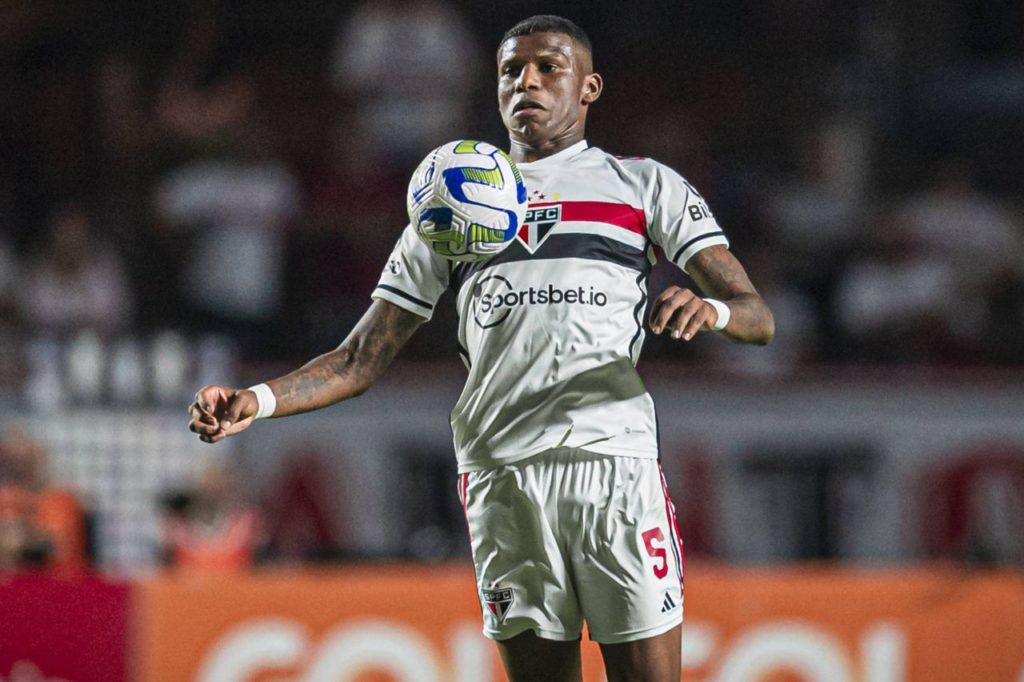 Zagueiro Arboleda em jogo do São Paulo