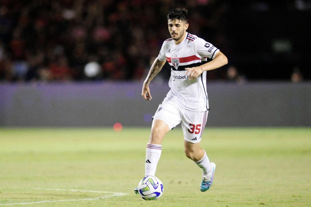 Zagueiro Lucas Beraldo, reforço do PSG, jogando pelo São Paulo