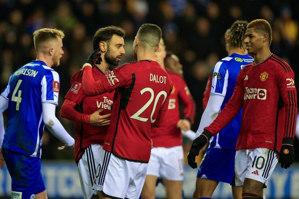 Bruno Fernandes comemora com Dalot na vitória do Manchester United sobre o Wigan