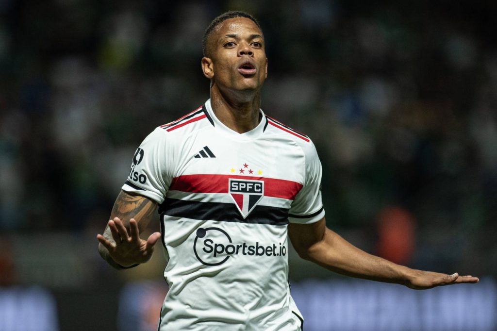 Lateral Caio Paulista, novo contratado do Palmeiras, jogando pelo São Paulo