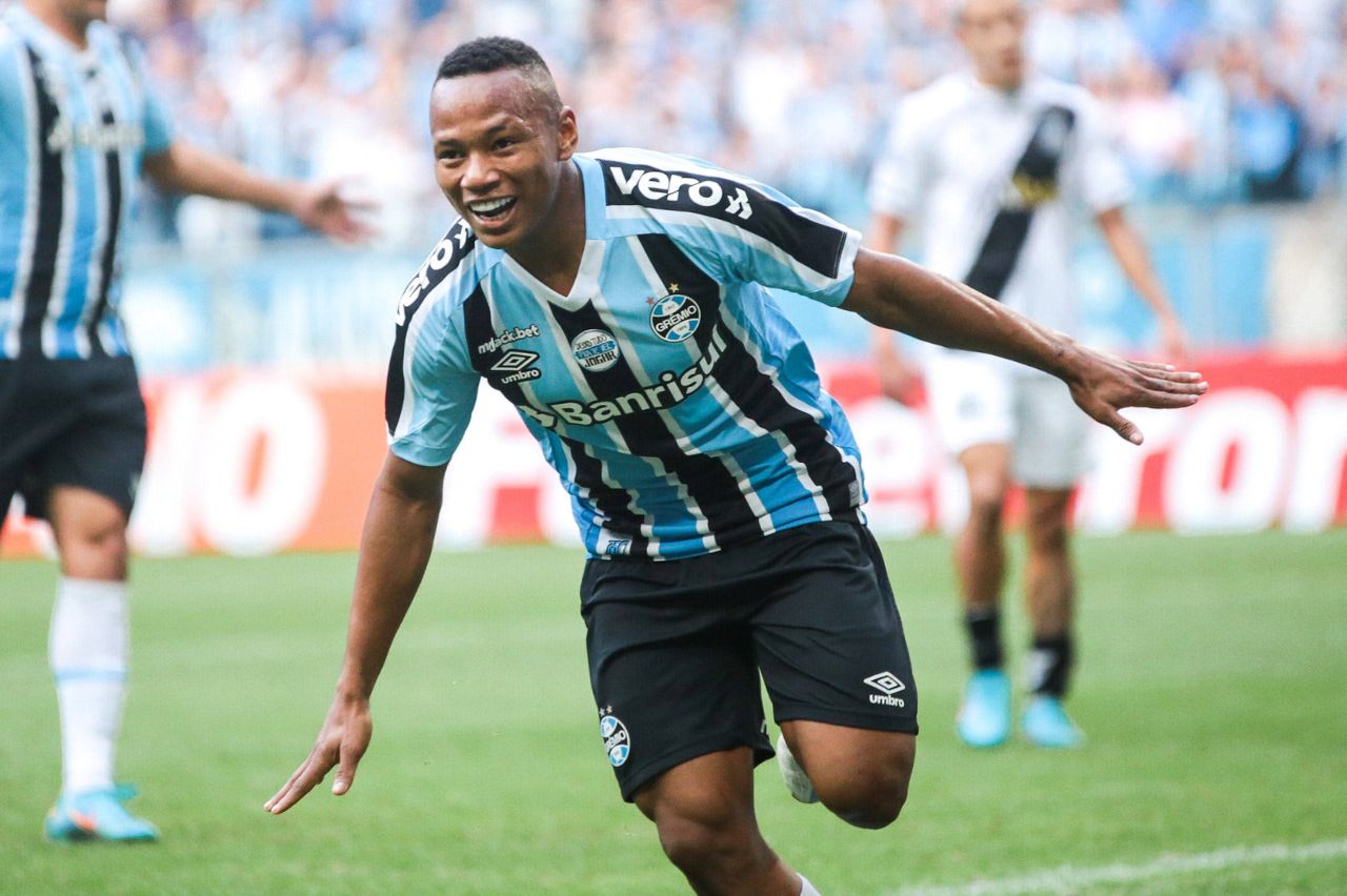 O meia-atacante Jaminton Campaz comemorando gol pelo Grêmio