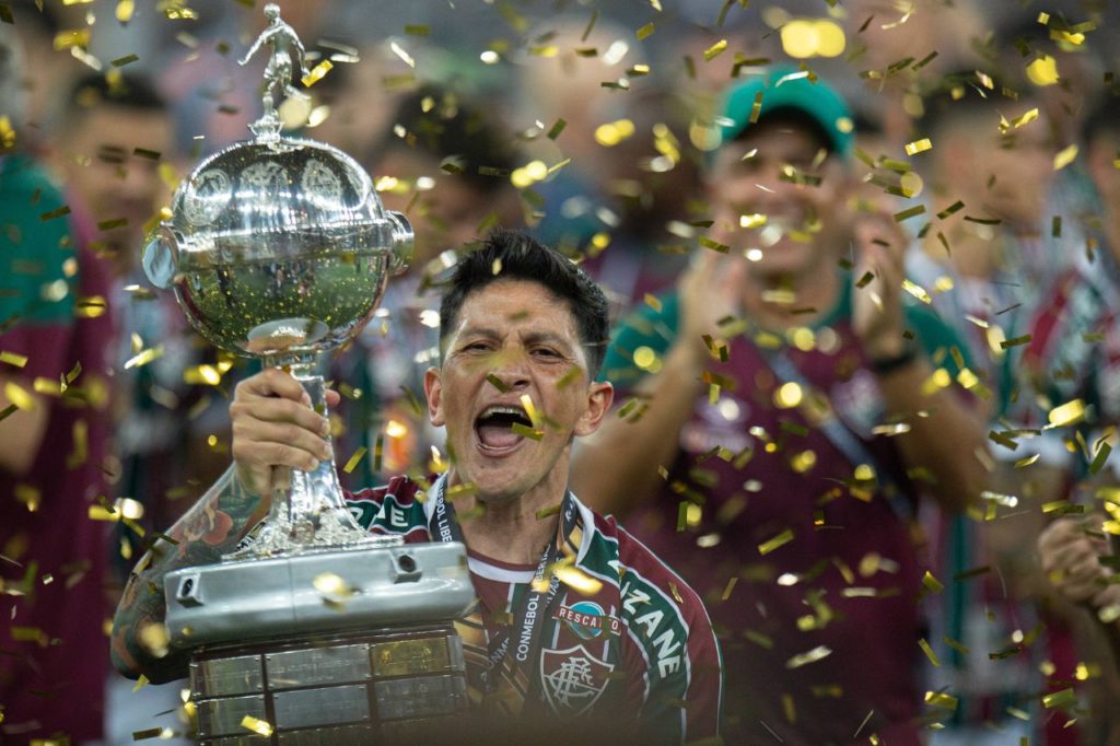 Atacante Germán Cano, do Fluminense, com a taça da Libertadores em 2023