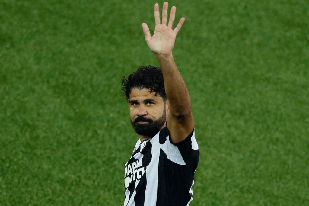 Atacante Diego Costa em jogo do Botafogo acenando para a torcida