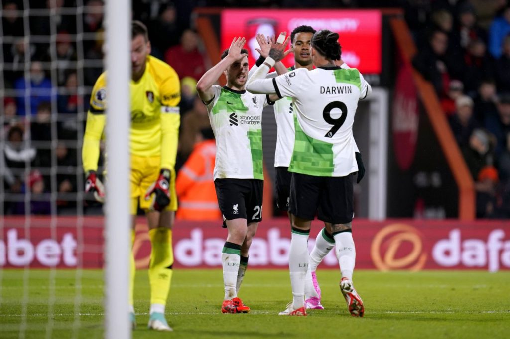 Jota e Núñez comemorando gol do Liverpool na goleada sobre o Bournemouth pela Premier League