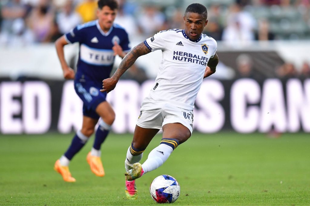 Douglas Costa jogando pelo Los Angeles Galaxy, da MLS