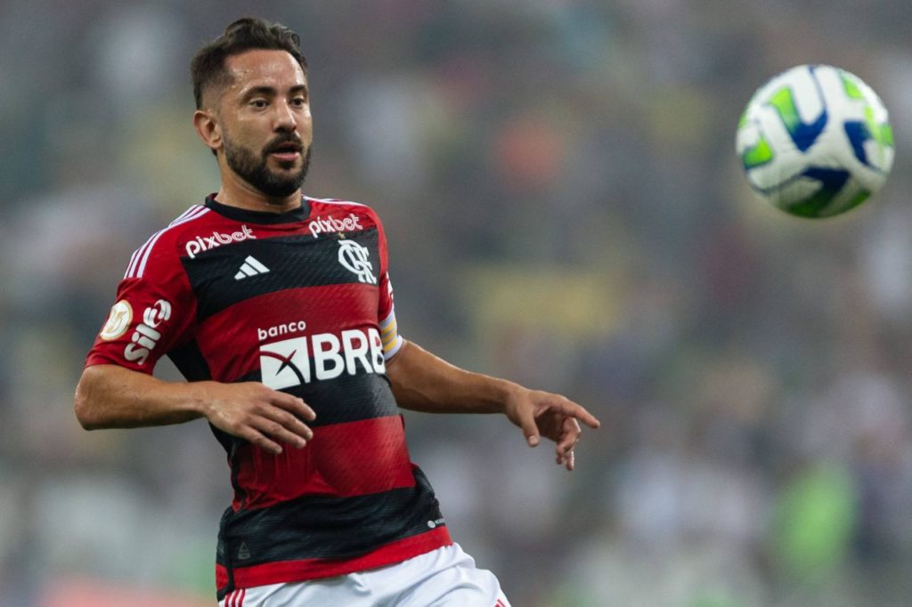 O meia Everton Ribeiro, que negocia com o Bahia, em ação pelo Flamengo