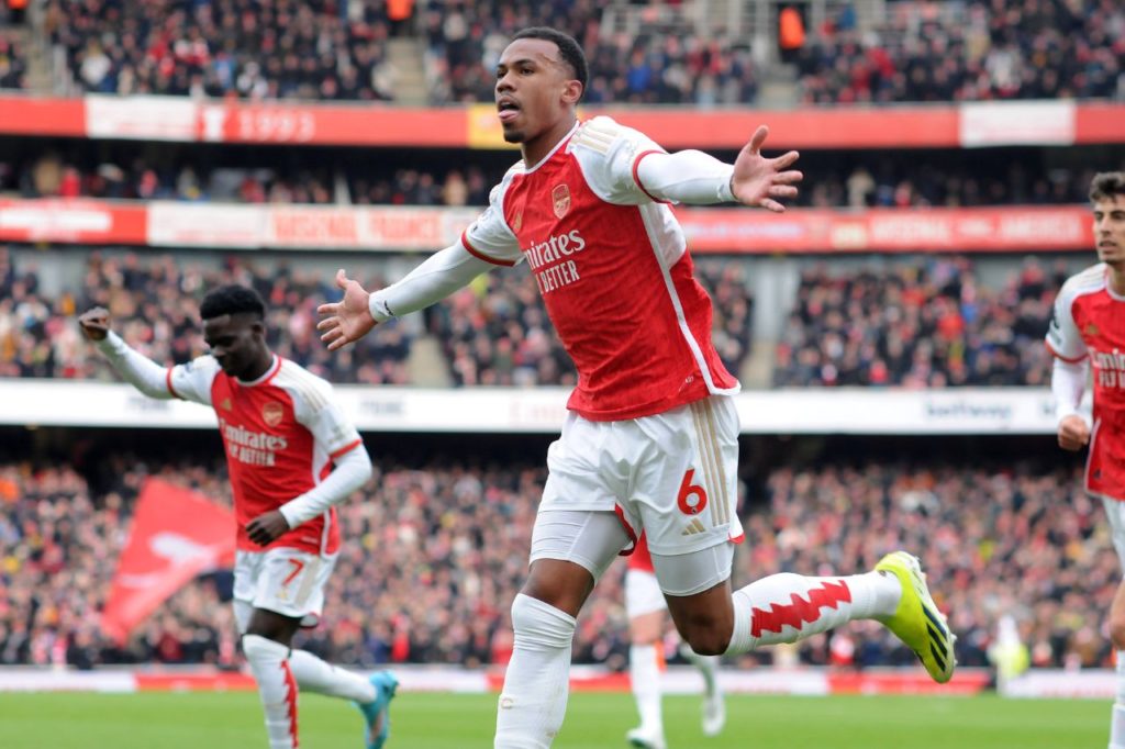 Zagueiro Gabriel Magalhães comemora gol pelo Arsenal na vitória em cima do Crystal Palace