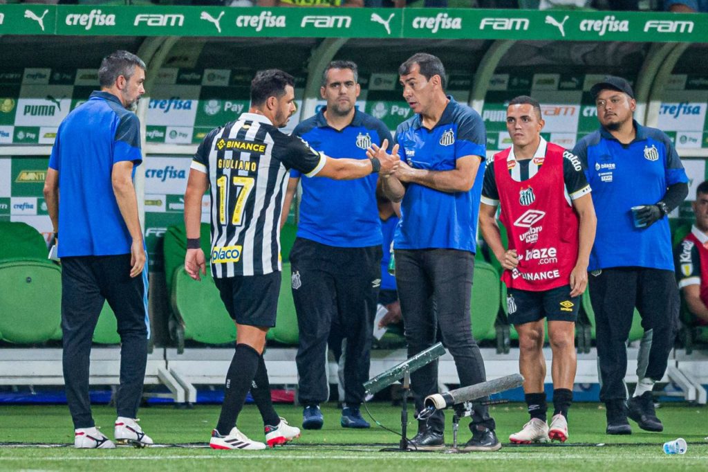 Meia Giuliano sai lesionado do jogo entre Santos e Palmeiras pelo Paulistão