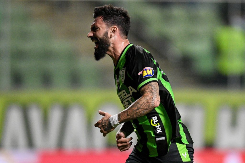 Atacante uruguaio Gonzalo Mastriani em jogo do América Mineiro