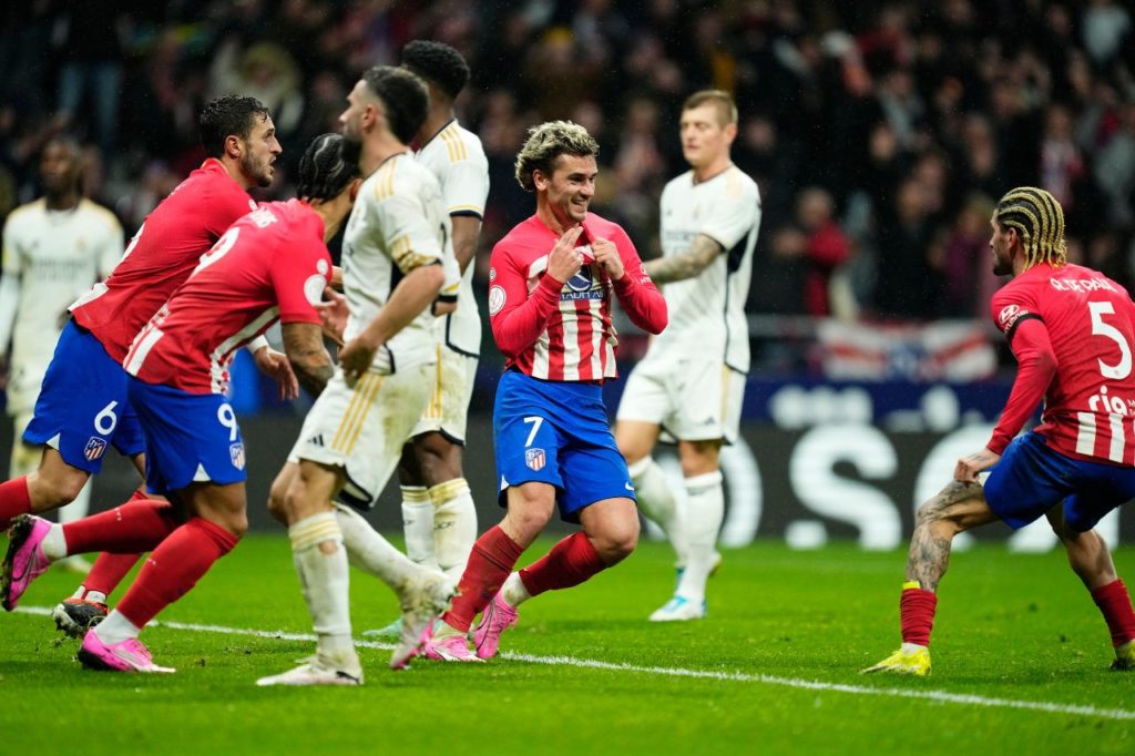 Antoine Griezmann comemora gol do Atlético em cima do Real Madrid