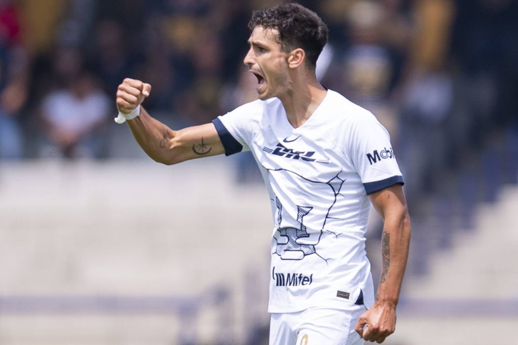 Atacante Dinenno em ação pelo Pumas, do México