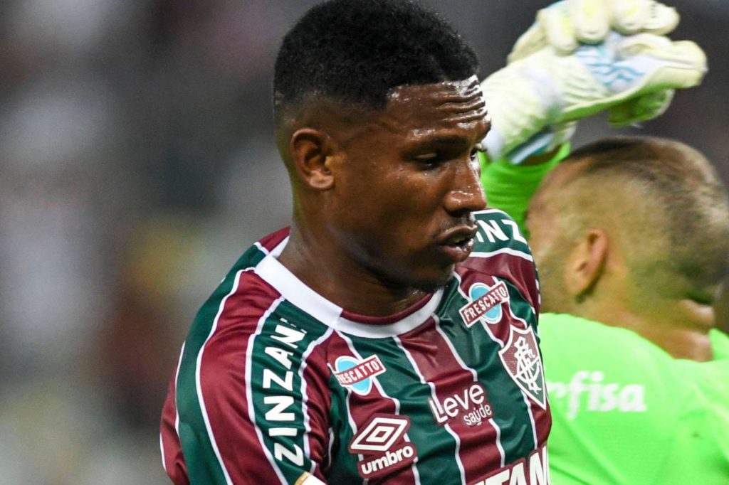 Atacante Lelê do Fluminense em ação