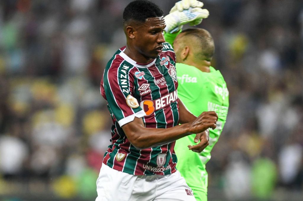 Atacante Lelê em ação pelo Fluminense