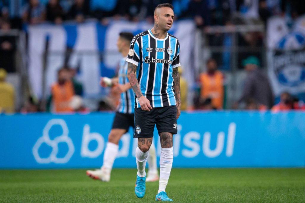 Meia-atacante Luan jogando pelo Grêmio no Brasileirão