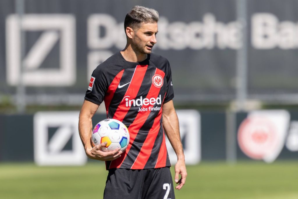 Atacante Lucas Alario em jogo do Eintracht Frankfurt