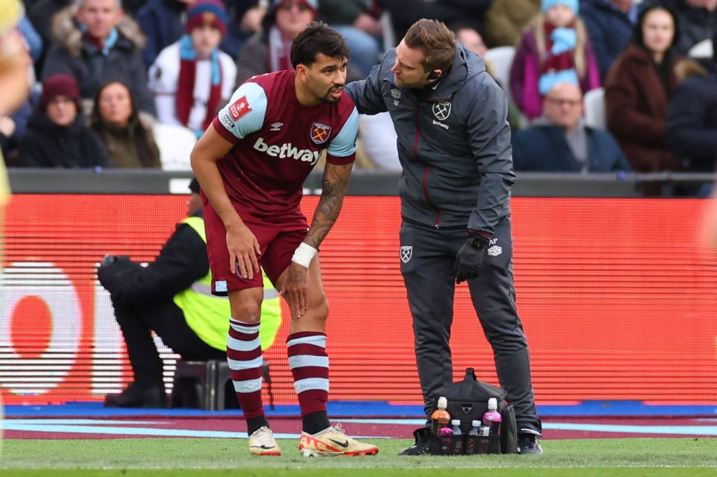 Meia brasileiro Lucas Paquetá sofre com lesão na panturrilha em jogo do West Ham