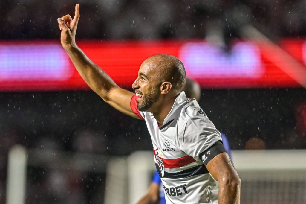 Meia Lucas Moura em jogo do São Paulo pelo Campeonato Paulista