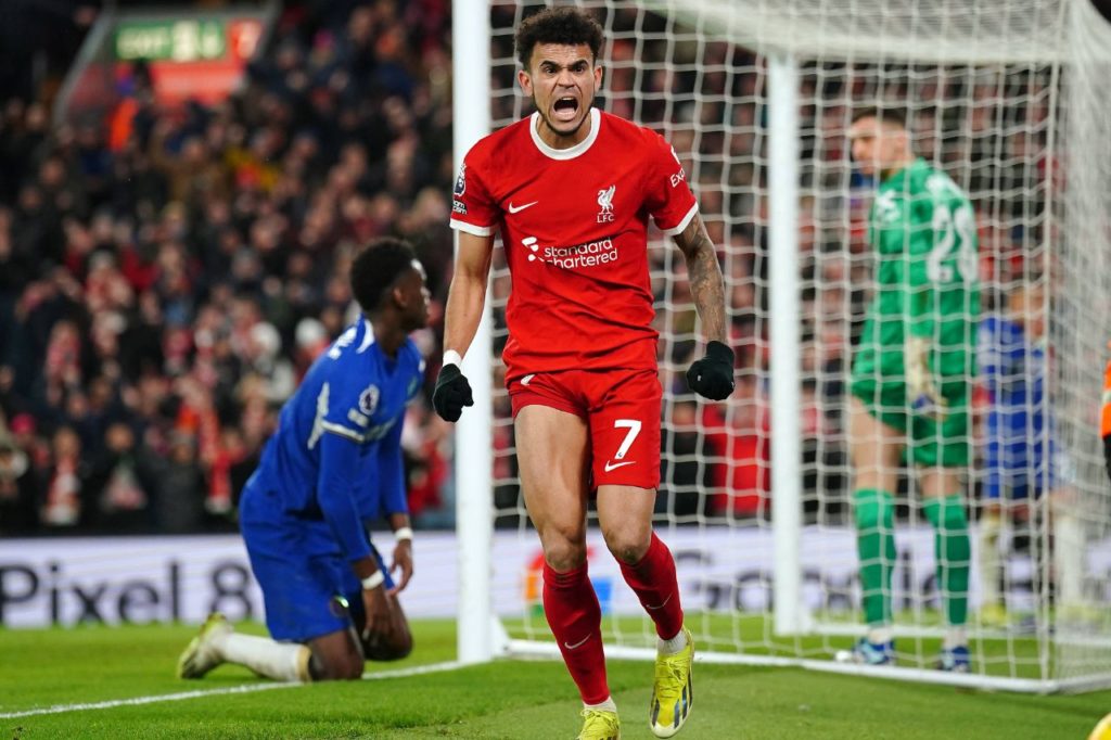 Luis Díaz comemorando gol do Liverpool na goleada em cima do Chelsea na Premier League